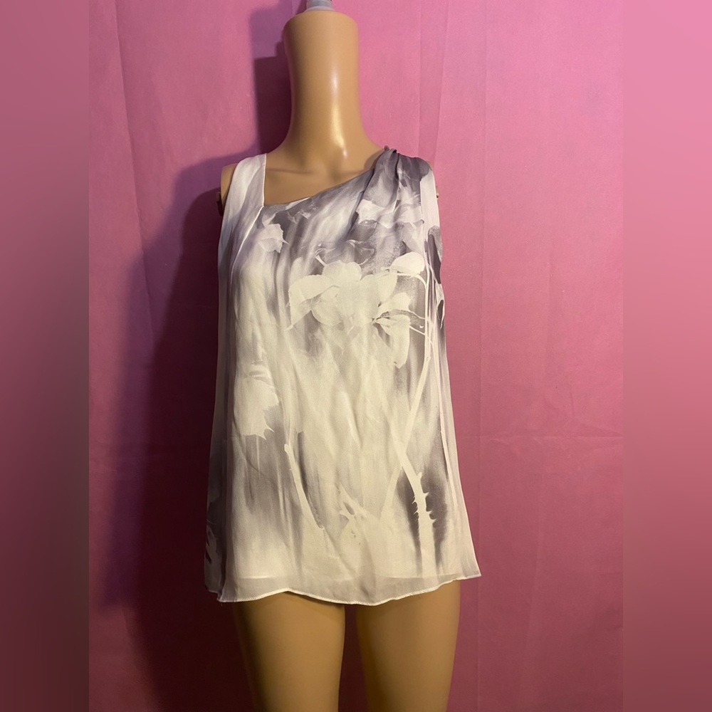 Halston heritage white and gray rose print V-neck sleeveless top